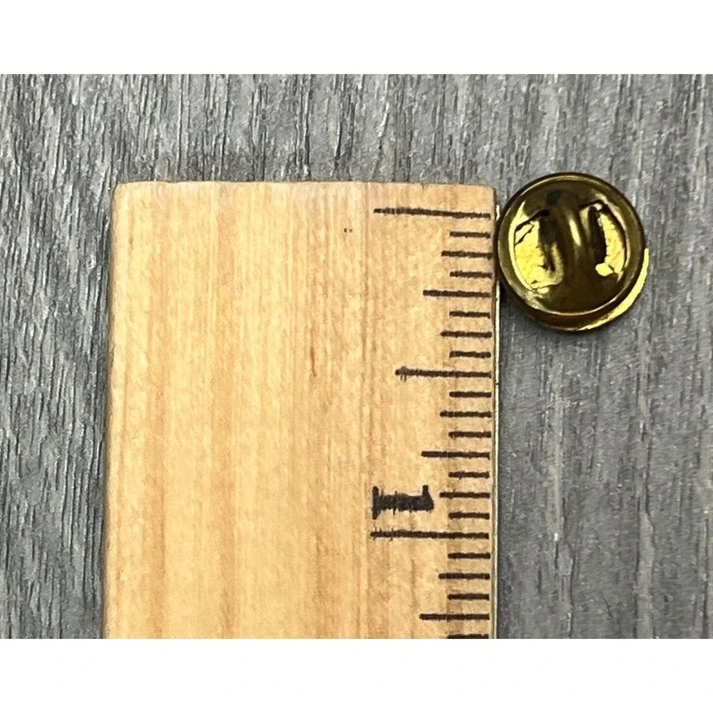 Kiwanis International Lapel Pin Gold Tone Blue Enamel Rope‎ Border Leavens